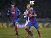 Football Soccer - Real Sociedad v Barcelona - Spanish King's Cup - Anoeta Stadium, San Sebastian, Spain - 19/01/17 Barcelona's Luis Suarez and Real Sociedad's Asier Illarramendi in action. REUTERS/Vincent West