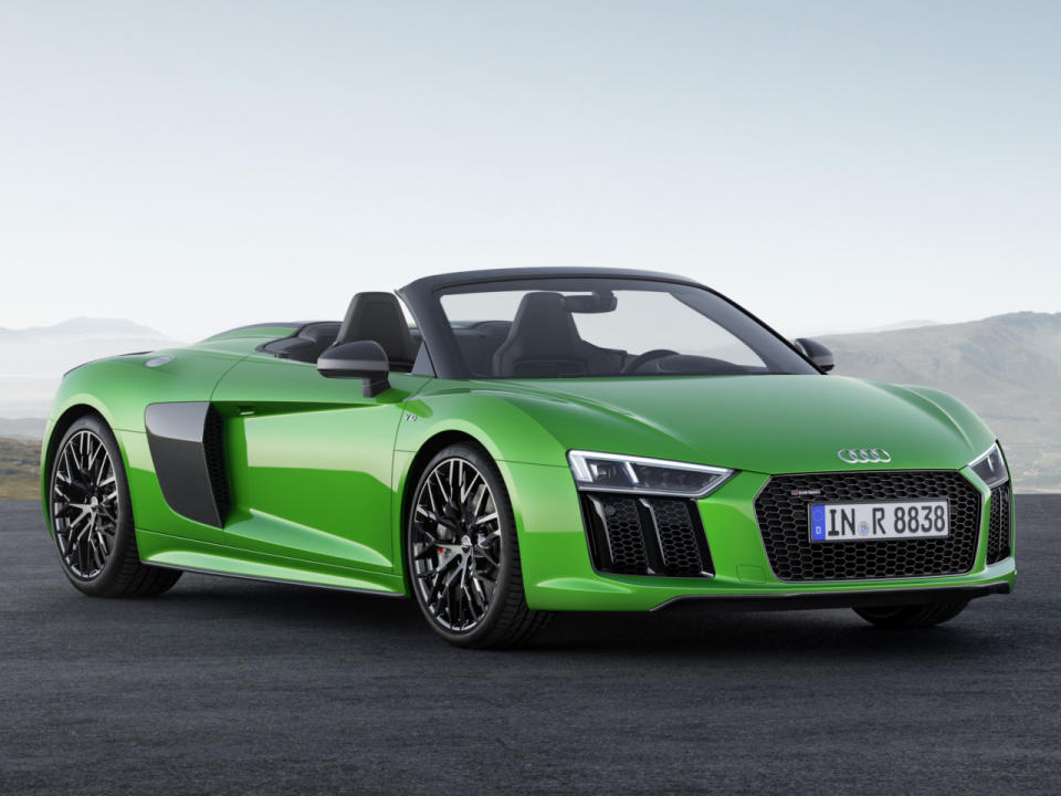 Audi weiß einfach, was seinen Kunden gefällt. Mit dem R8 Spyder V10 Plus stellt der Autohersteller das schnellste Cabrio der Marken-Geschichte vor. Die Fakten: 610 PS, die den Flitzer in 3,3 Sekunden aus dem Stand auf Tempo 100 bringen. Der Basispreis beträgt 207.500 Euro. (Bild-Copyright: Audi)