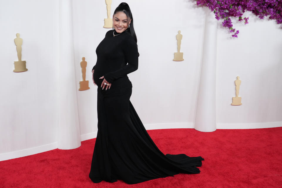 Vanessa Hudgens announced her pregnancy on the red carpet while wearing a a form-fitting gown by Vera Wang Couture. (Getty Images)