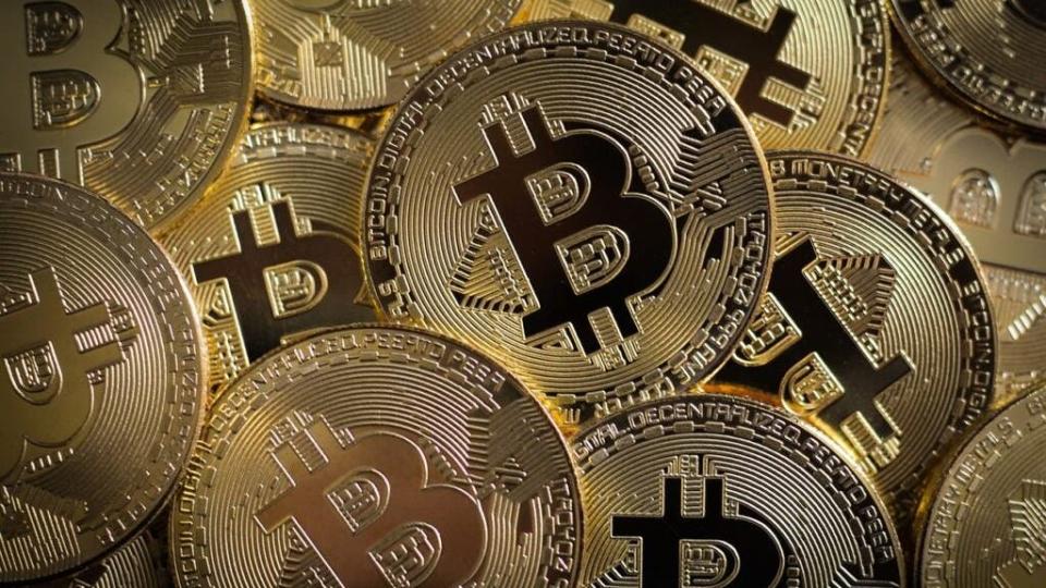 有多少投资者持有 100 万美元或更多的 BTC？