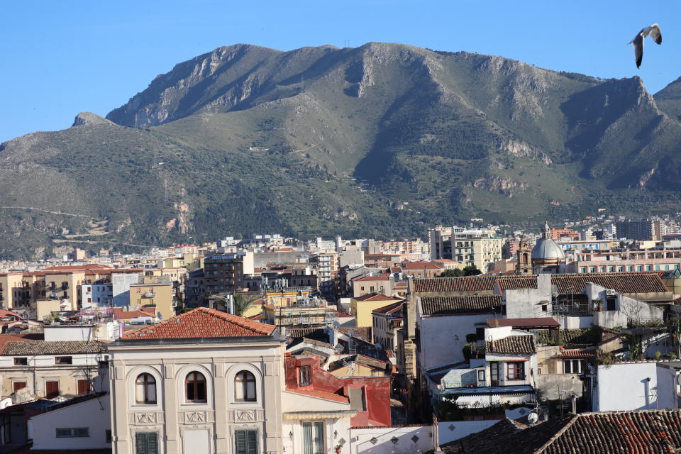 <p>Palermo es una ciudad costera, bañada por el mar Mediterráneo y rodeada de una cordillera montañosa . Foto: Julia Alegre</p> 