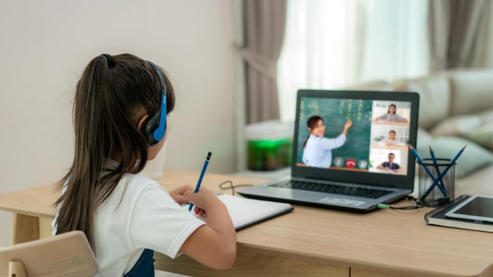 Niña en una clase virtual