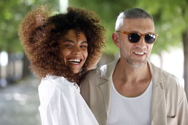 <p>Vincent Cassel et Tina Kunakey au défilé prêt-à-porter hommes Louis Vuitton à Paris en juin 2018</p>