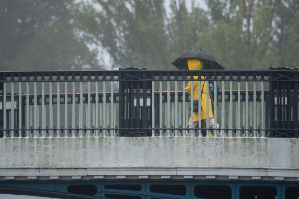 Windsor, Berkshire, United Kingdom. September 30, 2024. It's been another rainy and miserable start to the morning in Windsor, Berkshire, as people head out first thing this morning. Credits: Maureen McLean/Alamy Live News