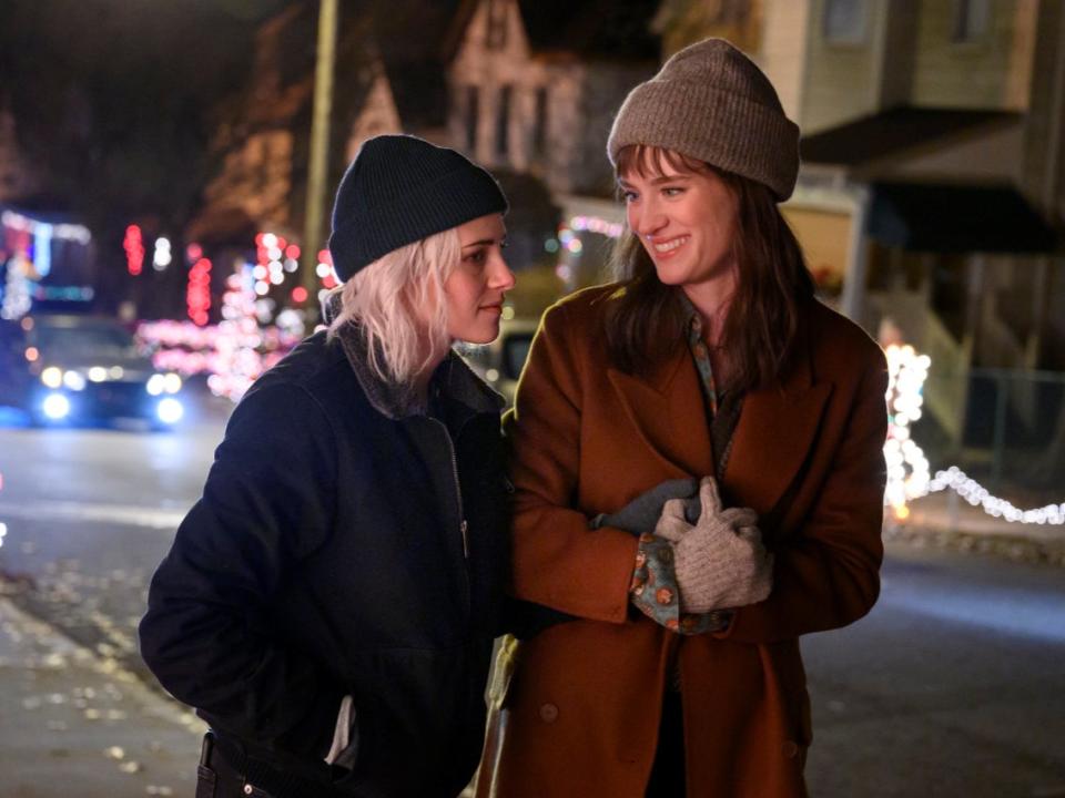 <p>Stewart and Davis as yuletide lovers in ‘Happiest Season’</p>Entertainment One