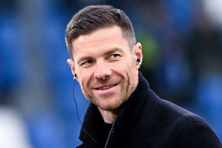 Xabi Alonso sonríe durante una entrevista previa al partido liguero entre el Darmstadt 98 y el Bayer Leverkusen, disputado el 3 de febrero de 2024 en Darmstadt, al oeste de Alemania (Kirill Kudryavtsev)