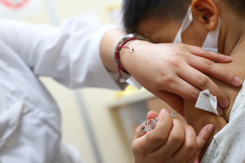 ACIP今天開會決定，6個月至4歲嬰幼兒接種輝瑞COVID-19疫苗，施打3劑間隔不縮短，按仿單接種；專家不建議嬰幼兒疫苗混打。（中央社檔案照片）