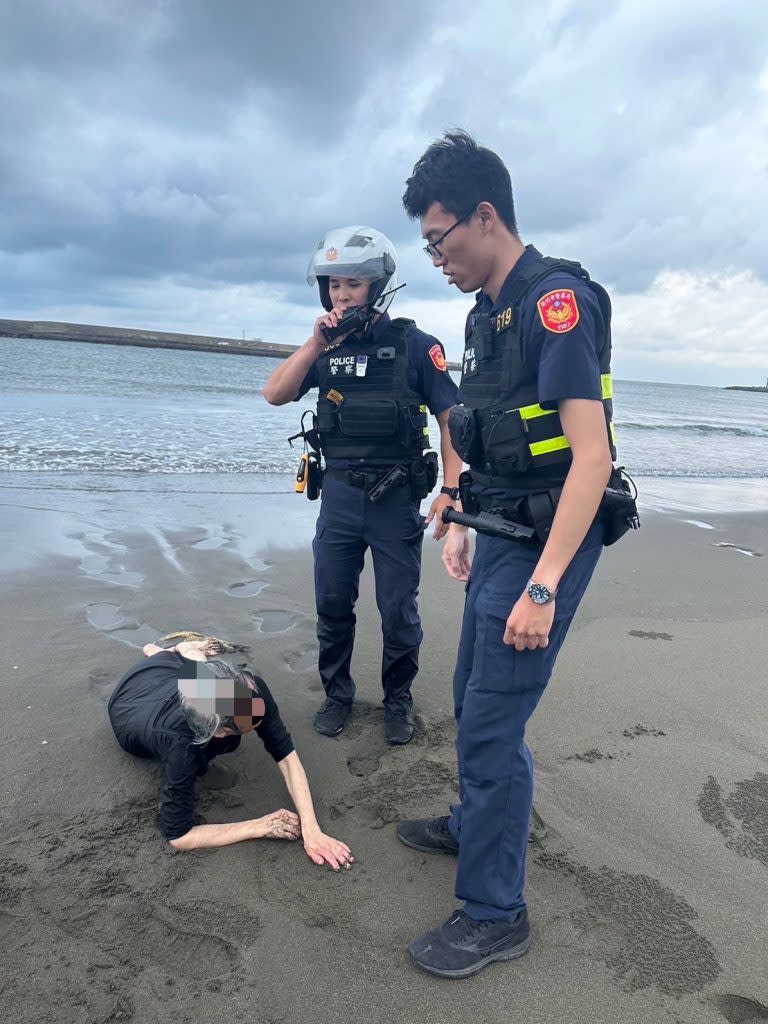 竹市警局南寮派出所十四日下午接獲民眾報案，新竹漁港岸邊有女子疑似要輕生，南寮所長江博凱接獲通報立即趕赴現場，並直接跳進海裡將女子搶救上岸，岸邊員警迅速提供保暖衣物及安撫女子。(圖由新竹市第一分局提供)