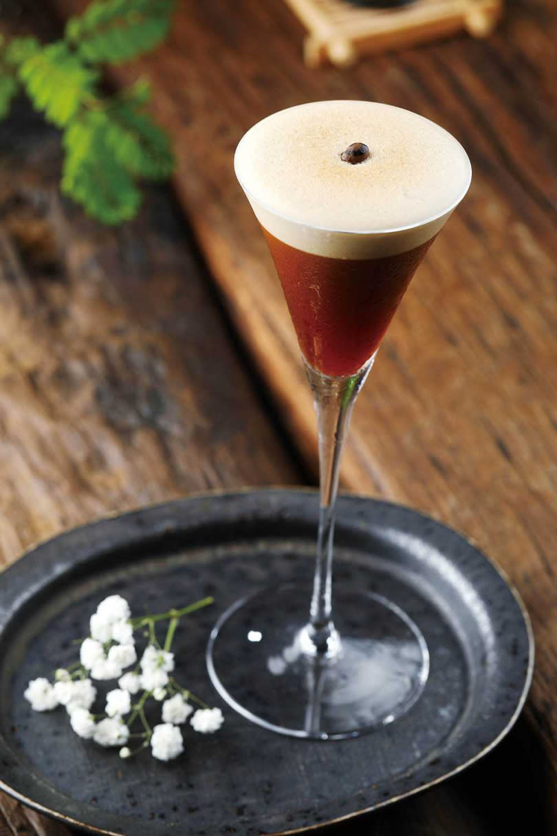 源自「咖啡馬丁尼Espresso Martini」，融合有焦糖香氣的無酒精萊姆酒與中深焙濃縮咖啡，打發蛋白後做炙燒再上桌。（300元＋10％）（圖／于魯光攝）