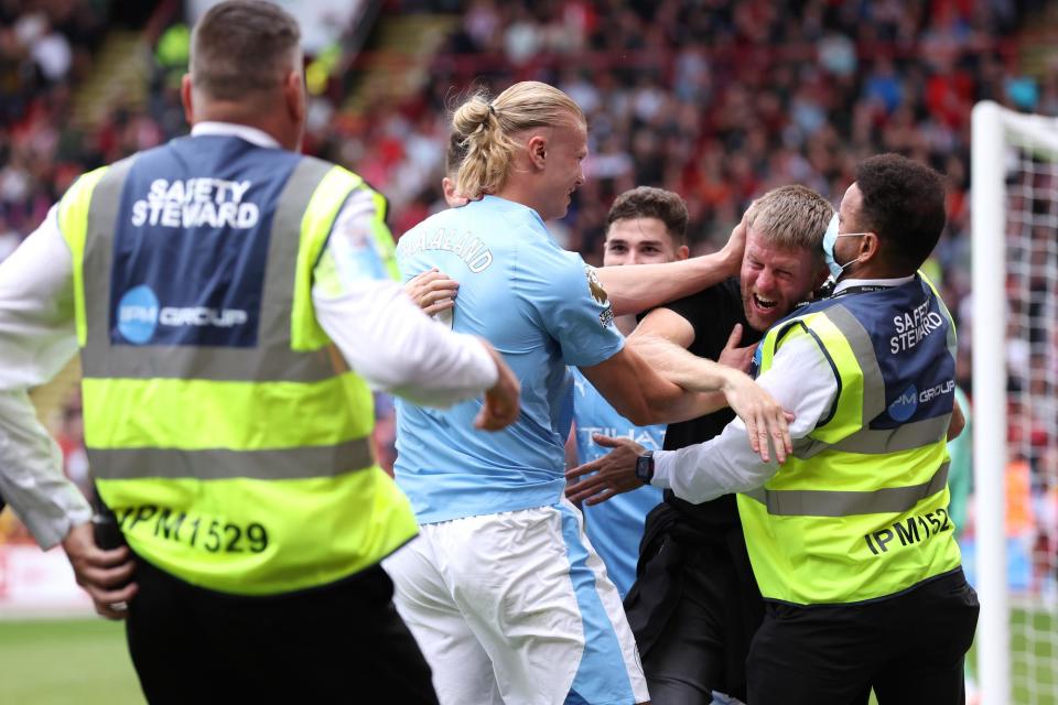 Als Erling Haaland den Führungstreffer für Manchester City gegen Sheffield United erzielte, wurde er von einem begeisterten Fan angegriffen.  Bild: Alex Livesey/Getty Images