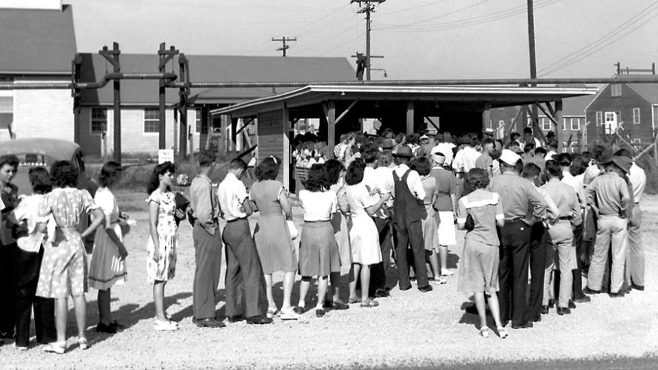 Mujeres haciendo fila en el Oak Ridge National Laboratory. 