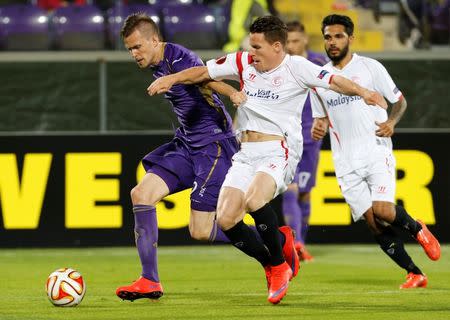 Football - Fiorentina v Sevilla - UEFA Europa League Semi Final Second Leg - Artemio Franchi Stadium, Florence, Italy - 14/5/15 Fiorentina's Josip Ilicic in action with Sevilla's Kevin Gameiro Reuters / Giampiero Sposito