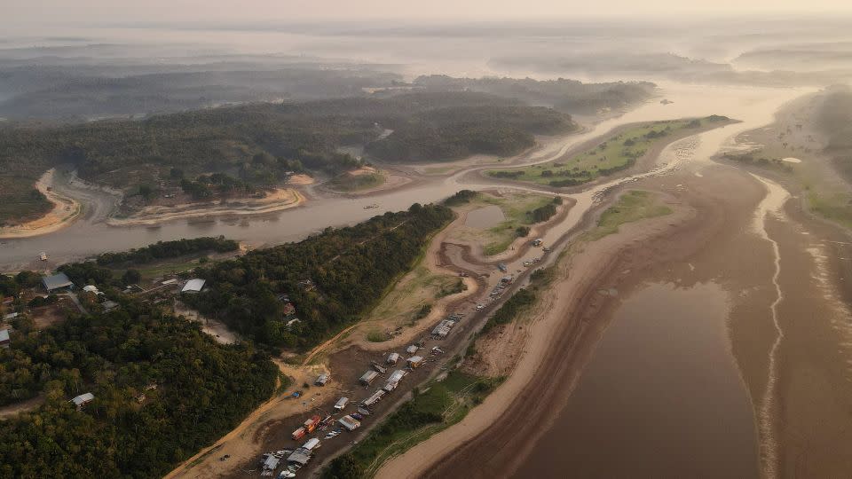 Boats and houseboats stranded on Lake Puraquequara in Manaus, Brazil, October 6, 2023. - Bruno Kelly/Reuters