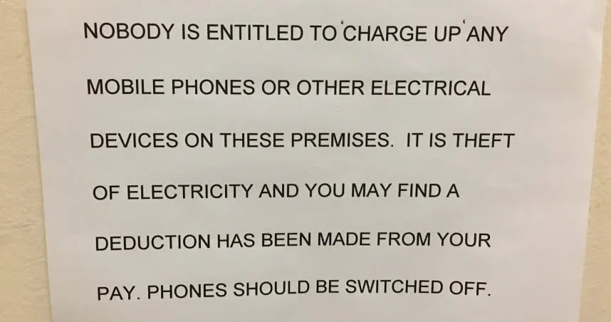 美國網友展示公司的奇葩規定，上班不得幫手機充電。（圖／翻攝自Reddit）