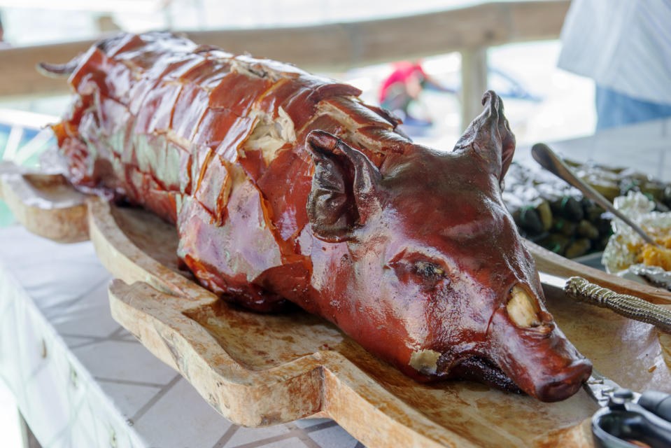 <p>Die Philippinen verfügen als einziges größeres asiatisches Land über eine christliche Mehrheit. In dem Inselstaat isst man zu Weihnachten Lechon, das die Spanier zur Kolonialzeit ins Land brachten. Das Spanferkel wird mit Gewürzen wie Sternanis, Chili Zitronengras und Rosmarin gefüllt. Als Beilage gibt es Spaghetti mit süßlicher Tomatensoße. (Bild: Getty Images) </p>