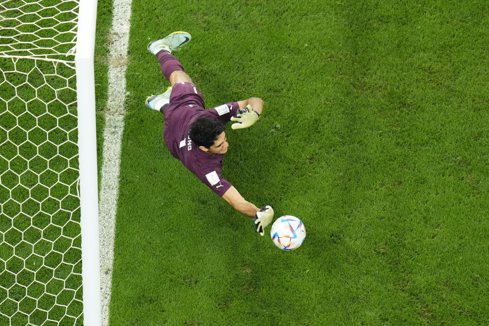 El arquero marroquí Yassine Bounou ataja un penal ante España durante una tanda desde los 12 pasos en el partido por los octavos de final del Mundial, en Rayán, Qatar, el martes 6 de diciembre de 2022. (AP Foto/Petr David Josek)