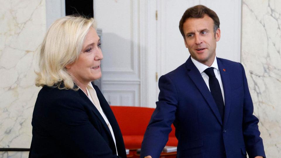Der französische Präsident Emmanuel Macron (rechts) neben Marine Le Pen, Vorsitzende der rechtsextremen Partei Rassemblement National (RN) ©&nbsp;Ludovic Marin/​AFP/​Getty Images