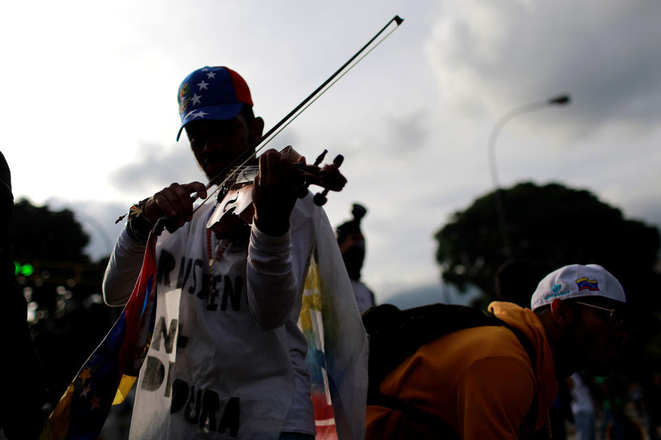 <p>A man plays a violin at a rally during a strike called to protest against Venezuelan President Nicolas Maduro’s government in Caracas, Venezuela, July 27, 2017. (Photo: Marco Bello/Reuters) </p>