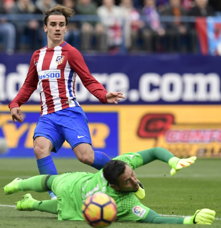 Atletico Madrid's forward Antoine Griezmann (R) vies with Valencia's goalkeeper Diego Alves during the Spanish league football match Club Atletico de Madrid vs Valencia CF at the Vicente Calderon stadium in Madrid on March 5, 2017