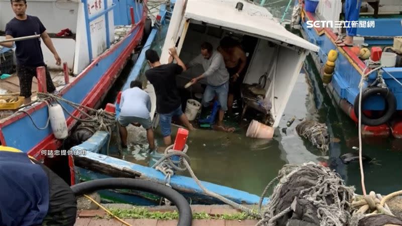 漁工們趕緊出動抽水機，把船上積水往外排出。（圖／讀者何誌忠提供）