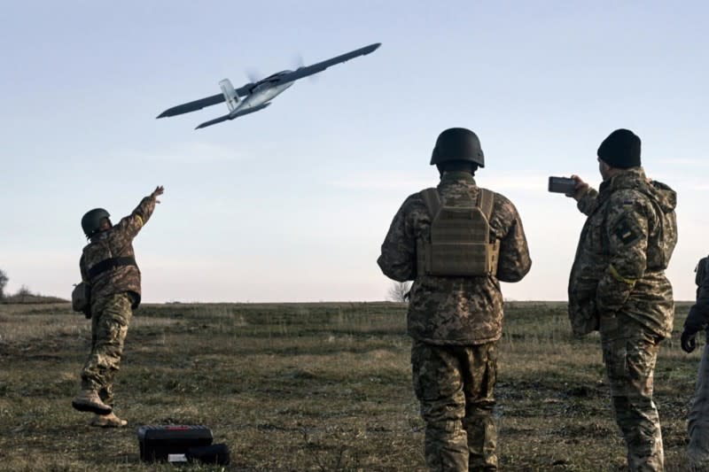<cite>2022年12月15日，烏克蘭軍人在頓內次克向俄軍陣地施放無人機。（美聯社）</cite>