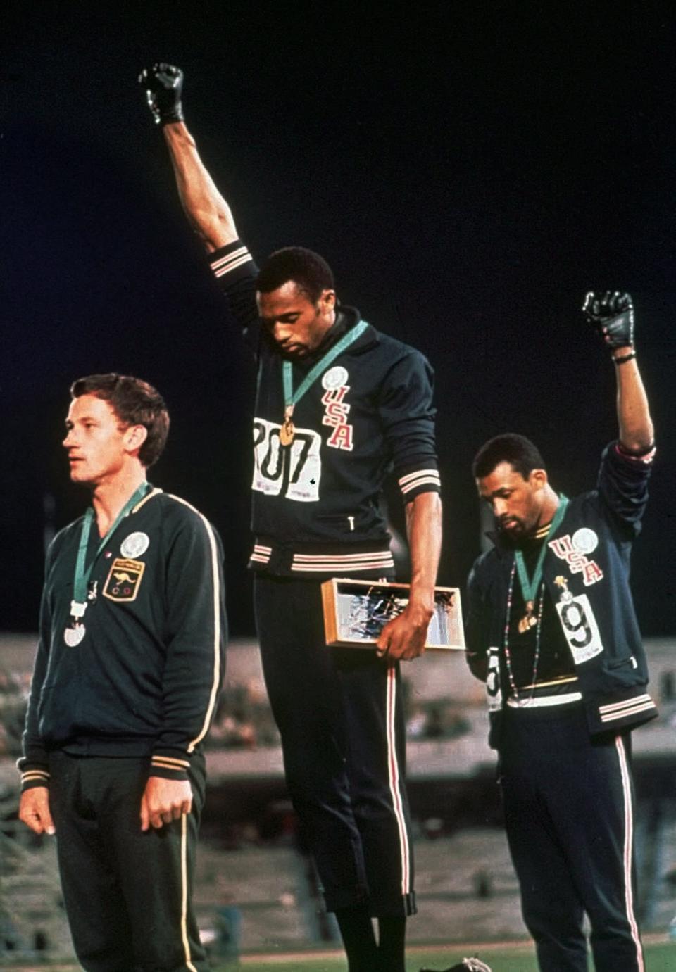 Tommie Smith a remporté la médaille d'or au 200 mètres lors des Jeux olympiques de Mexico en 1968 alors que son compatriote, John Carlos, a pris le 3e rang. Lorsque les deux hommes sont montés sur le podium, ils ont levé le poing au ciel, afin de protester contre les discriminations dont étaient victimes les Noirs aux États-Unis. (PC)