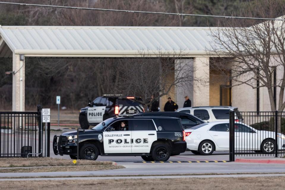 Police stand in front of the Congregation Beth Israel synagogue (AP Photo/Brandon Wade) (AP)