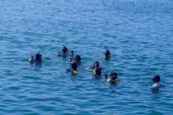 Buzos haciendo operaciones de búsqueda y rescate en Acapulco tras el paso del huracán Otis