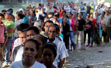 East Timorese wait in line to cast their ballot in parliamentary elections in Dili, East Timor July 22, 2017. REUTERS /Lirio da Fonseca