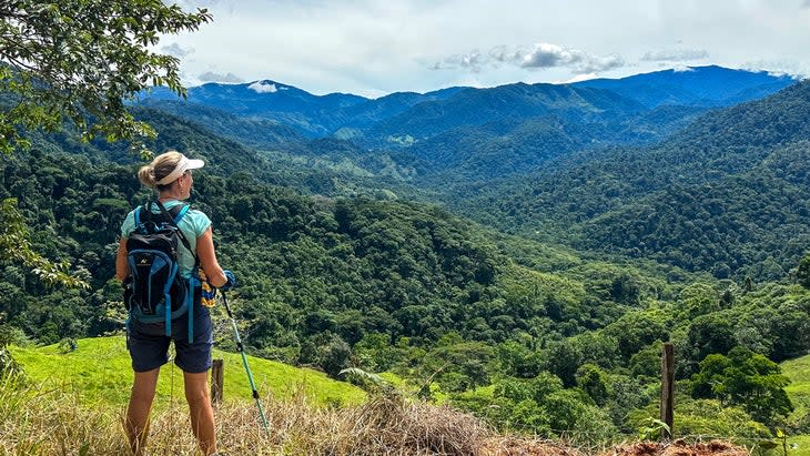 Hiking along El Camino de Costa Rica in the Brunquena range