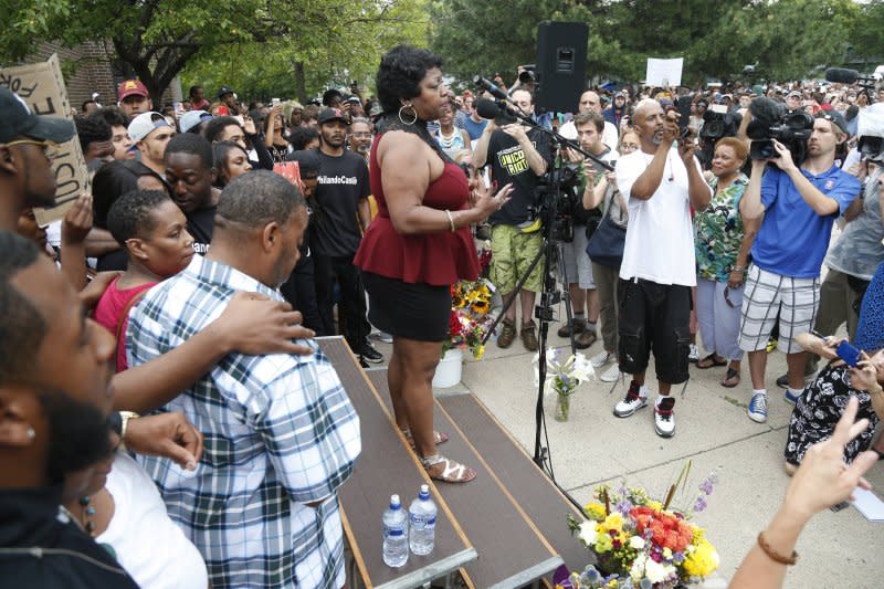 美國明尼蘇達州的黑人男子費蘭多．卡斯提（Philando Castile）無辜遭警察殺害，引起民眾大規模抗議，費蘭多的母親薇樂莉（Valire Castile）對著抗議民眾說話。（美聯社）