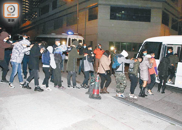 屯門：多個涉黑幫經營場所被搗，共逾70人被拘捕。（楊日權攝）