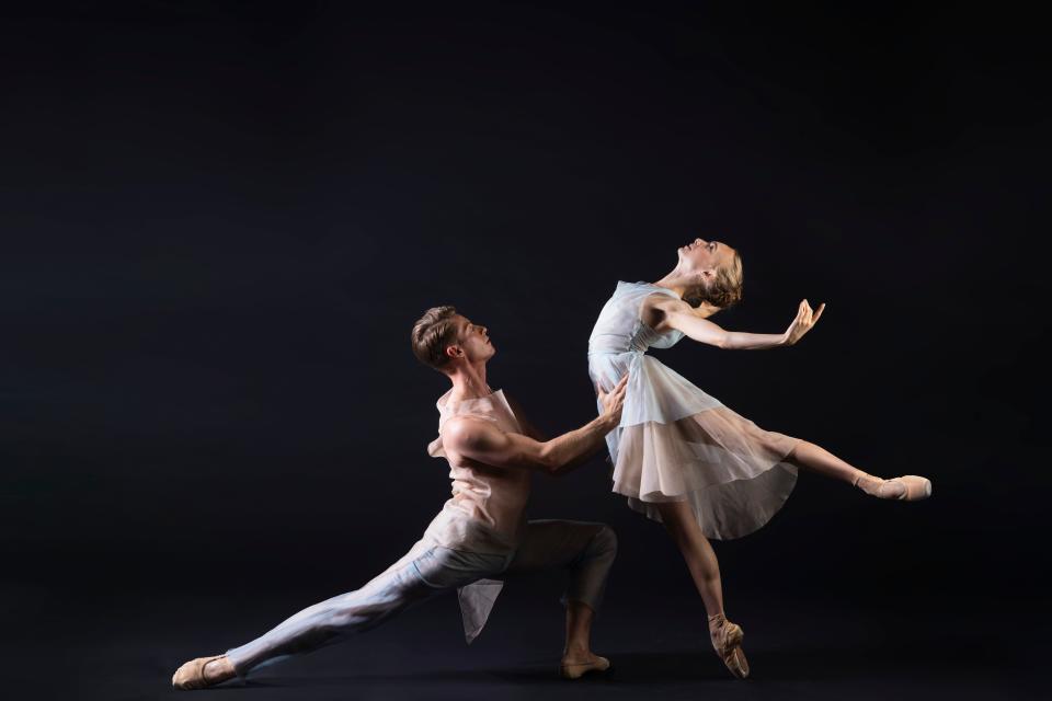 Daniel Pratt and Hailey Stinchcomb in Richard House’s “Living Ghosts” for The Sarasota Ballet.`