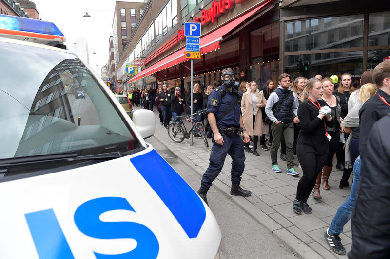 Une partie du centre de Stockholm a été bouclée et évacuée, notamment la gare centrale. Le trafic ferroviaire ainsi que la circulation des métros ont été interrompus. /Photo prise le 7 avril 2017/TT News Agency/REUTERS/Jessica Gow