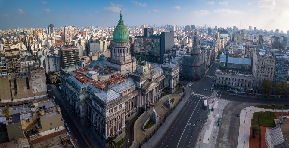 Buenos Aires aparece en la séptima posición gracias a sus opciones de ocio y a su bajo coste de vida. Los expatriados que residen en la capital argentina también valoran positivamente la facilidad para encontrar amigos y su situación financiera, aunque algunos se sienten inseguros y aseguran estar preocupados por la inestabilidad política. (Foto: Getty Images).