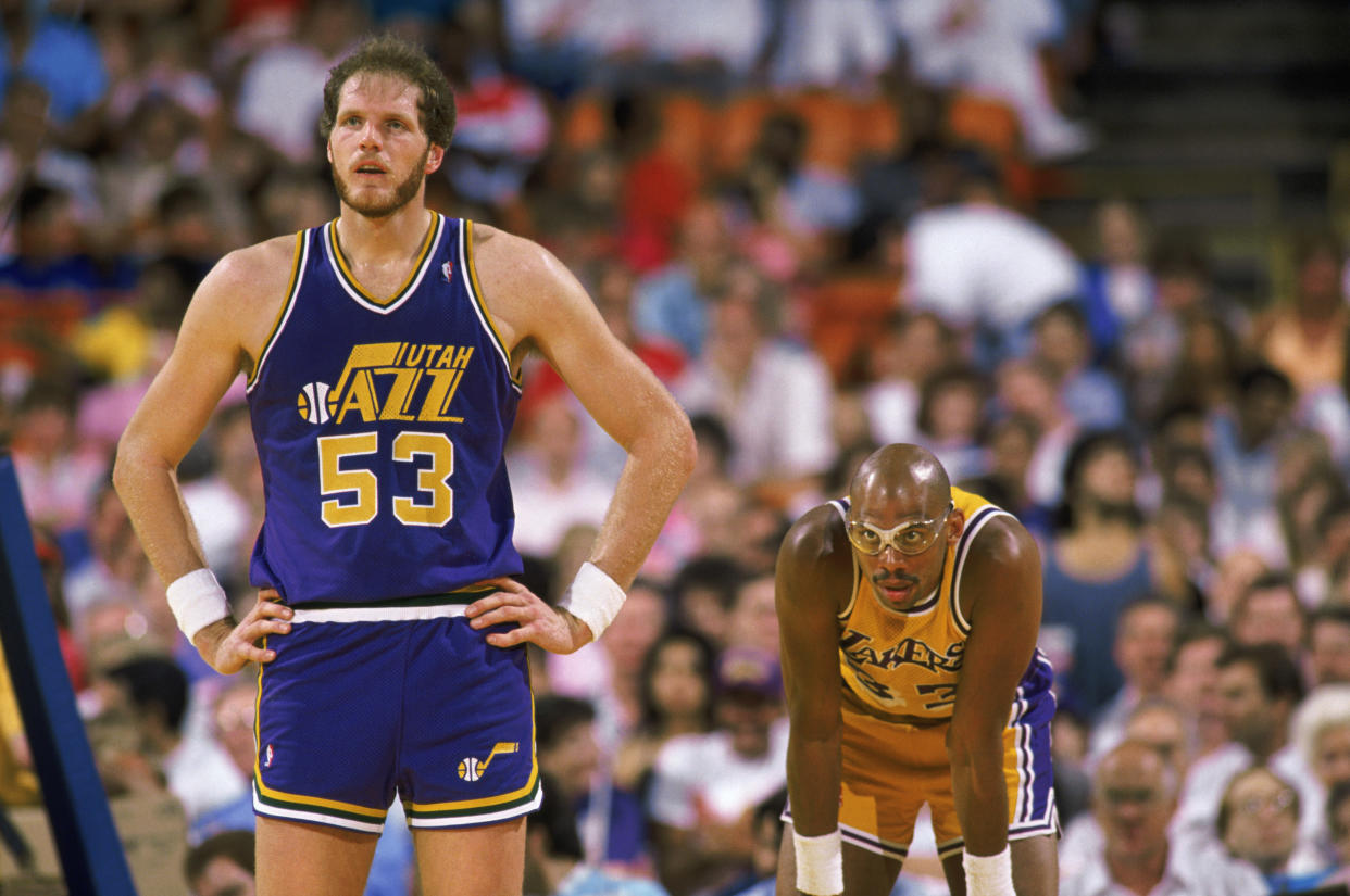 Mark Eaton #53 of the Utah Jazz stands next to Kareem Abdul-Jabbar #33 of the Los Angeles Lakers during an NBA game at The Salt Palace in Salt Lake City, Utah in 1989. (Photo by Mike Powell/Getty Images)