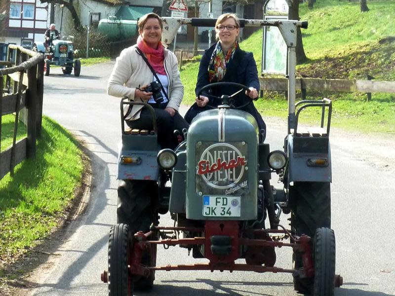 Landpartie mit Trekker: Gäste der Hessenmühle können mit historischen Traktoren Ausflüge machen. Foto: Daniel Patrick Görisch