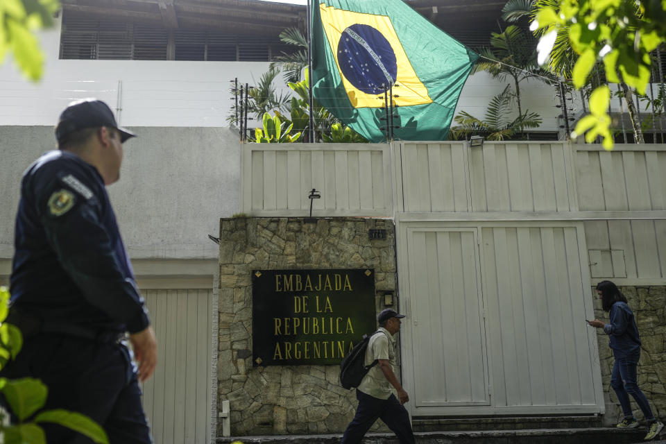 La bandera de Brasil ondea en la embajada de Argentina en Caracas, Venezuela, el jueves 1 de agosto de 2024. Argentina anunció que Brasil protegerá su embajada después de que el gobierno venezolano ordenara a su personal diplomático que abandonara el país después de que el gobierno argentino cuestionara la transparencia de las elecciones presidenciales venezolanas. (AP Foto/Matías Delacroix)