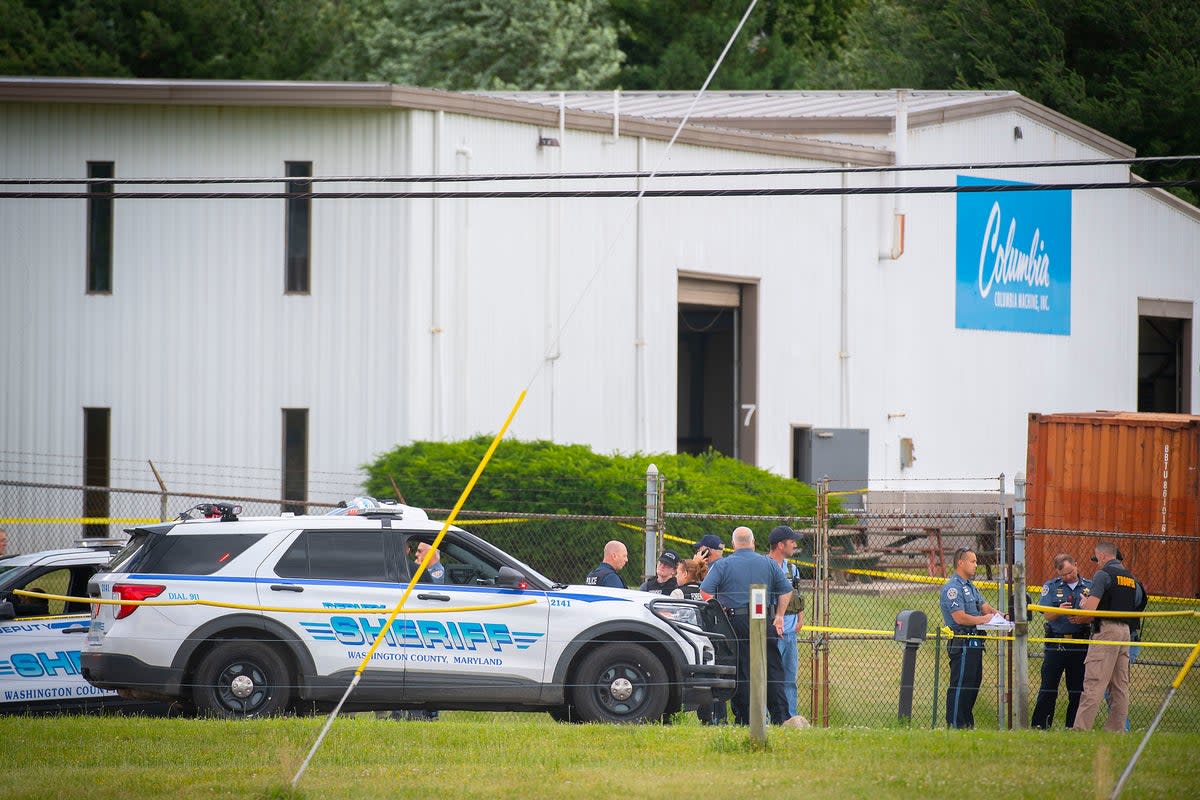 Policías cerca del lugar de un tiroteo en Columbia Machine, Inc. en Smithsburg, Maryland, el jueves (BILL GREEN)