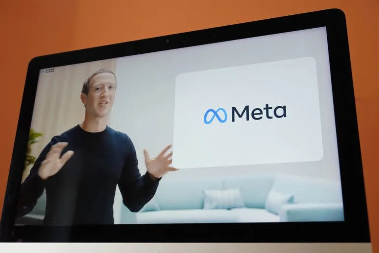 Visto en la pantalla de un dispositivo en Sausalito, California, el CEO de Facebook, Mark Zuckerberg, anuncia el nuevo nombre de la compa&#xf1;&#xed;a, Meta, durante un evento virtual el jueves 28 de octubre de 2021. (Foto AP/Eric Risberg, Archivo)