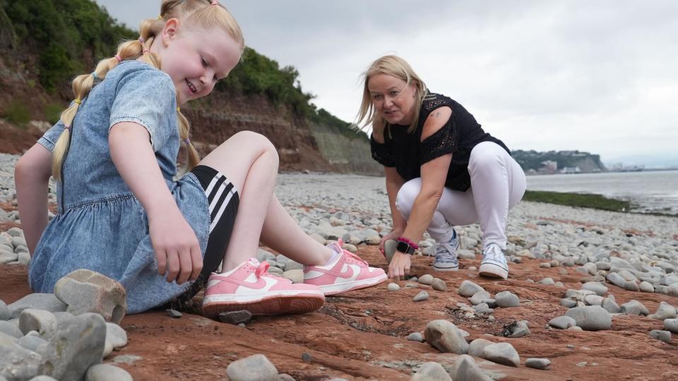 Tegan i jej matka Claire szukają śladów dinozaurów na plaży Lavernock Point w południowej Walii