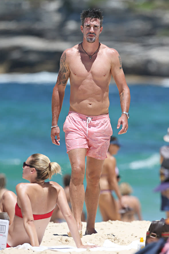 England cricketer Kevin Pietersen and his family are spotted on Bondi Beach. <P> Pictured: Jessica Taylor and Kevin Pietersen <P><B>Ref: SPL675949  060114  </B><BR/> Picture by:  Splash News<BR/> </P><P> <B>Splash News and Pictures</B><BR/> Los Angeles: 310-821-2666<BR/> New York: 212-619-2666<BR/> London: 870-934-2666<BR/> photodesk@splashnews.com<BR/> </P>