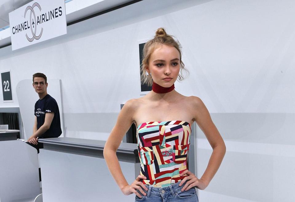 De sa mère Vanessa Paradis, Lily-Rose Depp a hérité d'un physique particulier, d'une morphologie plutôt filiforme qui a valu à la jeune femme de nombreuses critiques. Les internautes l'ont longtemps comparé à une femme "anorexique". Ce qui a blessé Lily-Rose Depp, qui s'est battue contre l'anorexie étant plus jeune. Elle s'était expliquée à ce sujet, en 2016, dans <em>Elle : "je l’ai été plus jeune et ça a été dur d’en sortir. Tous ceux qui ont été confrontés à cette maladie savent à quel point c’est difficile d’en revenir. Ça fait longtemps que j’essaie de grossir, j’ai été suivie et je suis très fière de mes progrès. Aussi, ça me rend triste que l’on puisse penser que j’en­voie ce message aux jeunes filles. Aujourd’­hui, je suis bien dans mon corps"</em>. (<em>crédit Getty</em>)