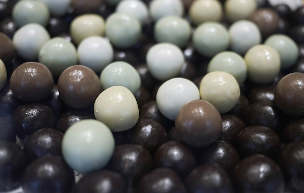 MarieBelle黑巧克力珍珠可可市場用UPC 877708002502包裝在5盎司塑料圓筒中
