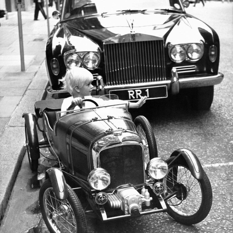 Fin de la course pour les garçons portant un casque de sécurité et agrippés à leurs volants, à Crystal Palace, Londres, en Angleterre, Royaume-Uni, le 9 juin 1968. (Photo by KEYSTONE-FRANCE/Gamma-Rapho via Getty Images)  - Getty