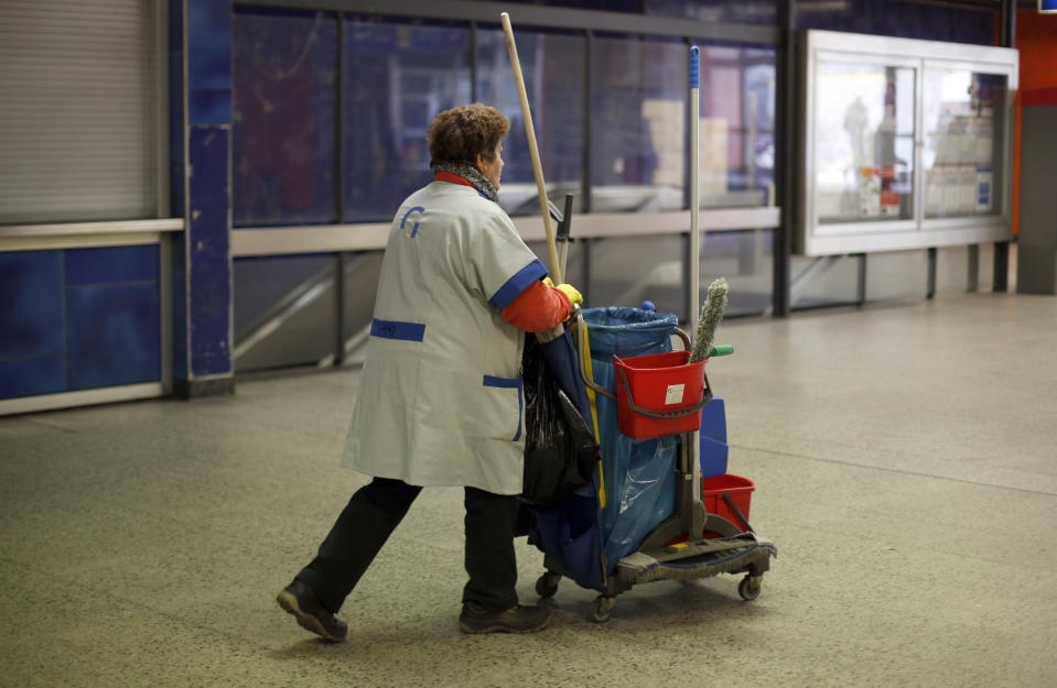 Beschäftigte der Reinigungsbranche ließen am Montag die Arbeit liegen. (Symbolbild: Ina Fassbender/dpa)