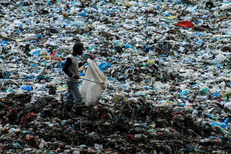 Millones de toneladas de plástico son desechadas cada año. Contaminan la tierra y los océanos a enorme escala. (Getty Images)