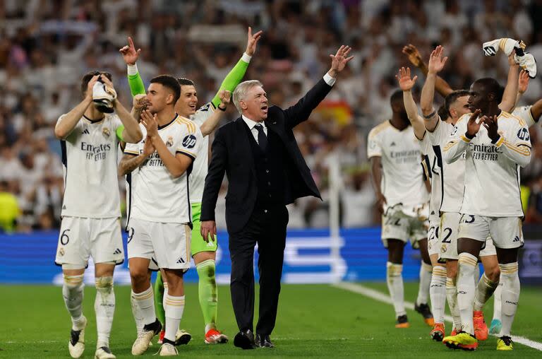 El DT Carlo Ancelotti celebra junto con sus dirigidos de Real Madrid