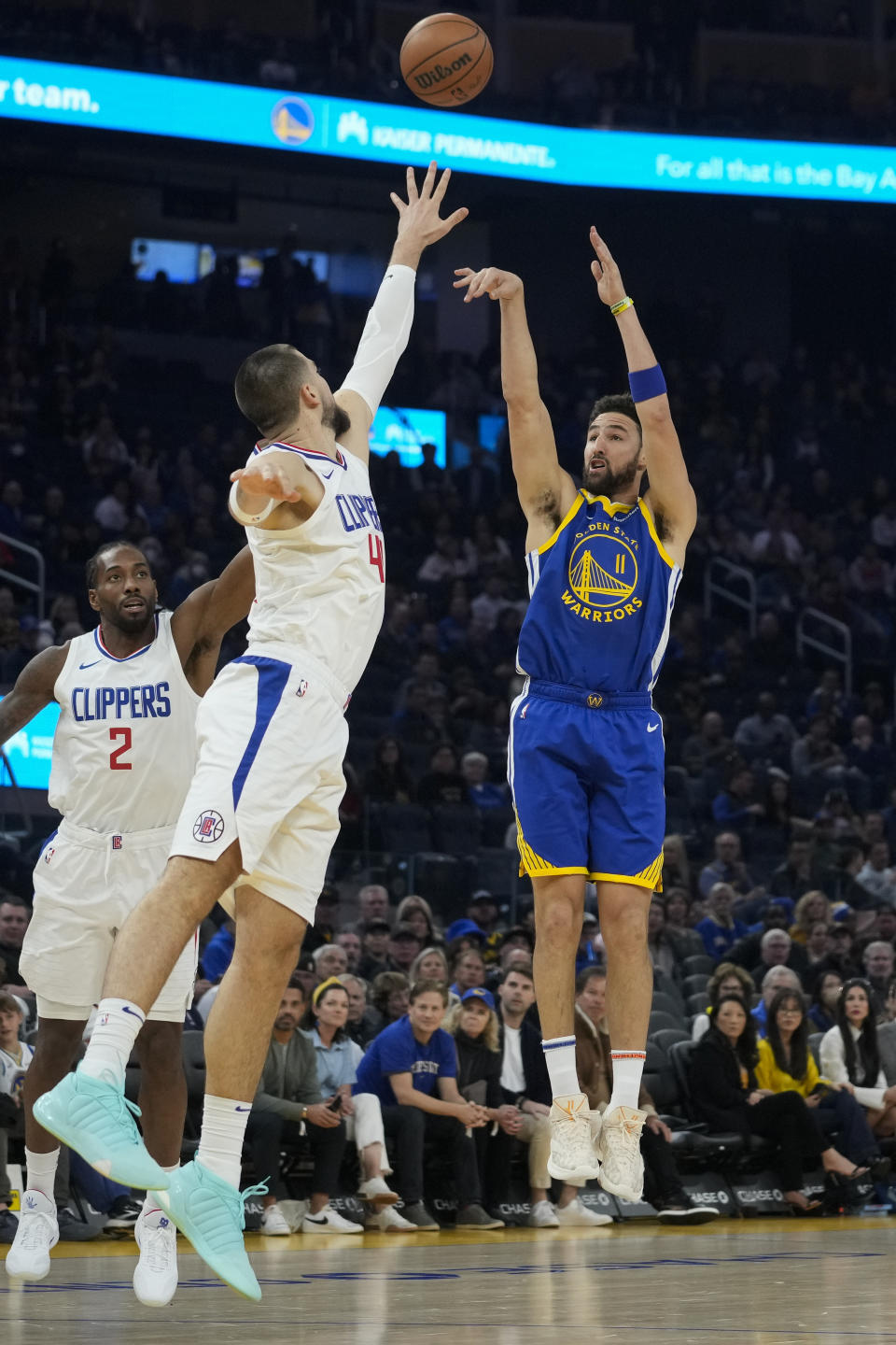 Golden State Warriors guard Klay Thompson, right, shoots a 3-point basket over Los Angeles Clippers center Ivica Zubac during the first half of an NBA basketball game Thursday, Nov. 30, 2023, in San Francisco. (AP Photo/Godofredo A. Vásquez)