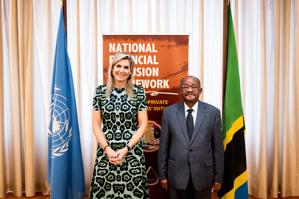 Reina Máxima de Holanda con el gobernador Florens Luogadel banco de Tanzania 2022 en Dar es Salaam, Tanzania.  (Photo by P van Katwijk/Getty Images)